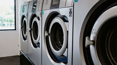 industriele wasmachines in een wasserij